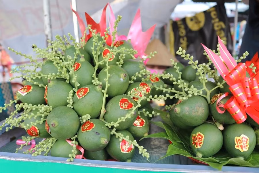 Trầu cau 'kết nghĩa trăm năm' đường Lê Quang Sung. ẢNH: UYỂN NHI