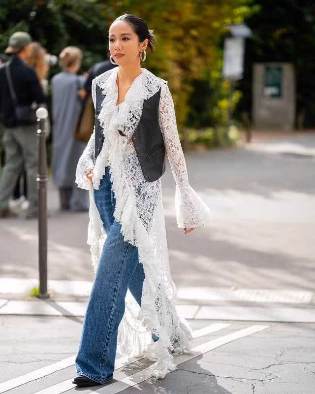 Áo khoác dài chất liệu ren trắng đi cùng quần jeans ống rộng và áo gile da, một tổng thể có thể nói là rườm rà nhưng ăn ý đến kỳ lạ. ẢNH: @DESPI_NAKA