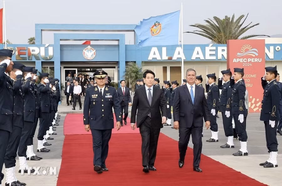 Lễ tiễn Chủ tịch nước Lương Cường tại sân bay Jorge Chávez ở Thủ đô Lima. (Ảnh: Lâm Khánh/TTXVN)