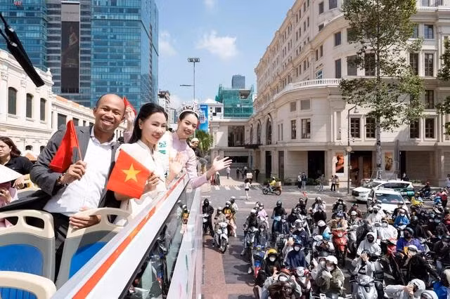 Sáng 18.11, ông Stephen Diaz và Hoa hậu Huỳnh Thị Thanh Thủy đã đáp chuyến bay từ Nhật Bản xuống TP.HCM. Họ cùng diễu hành ăn mừng chiến thắng của tân Hoa hậu Quốc tế trên xe buýt hai tầng, đi qua nhiều tuyến đường của thành phố. ẢNH: MISS INTERNATIONAL