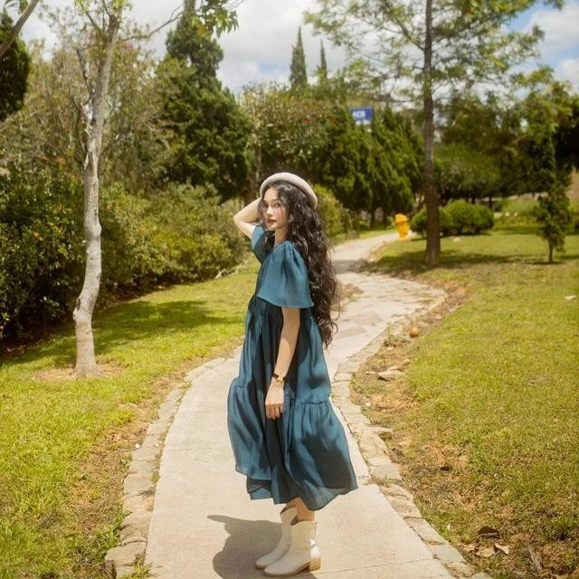 Váy suông từ chất vải mỏng nhẹ như voan tơ, chiffon mang đến cảm giác nhẹ nhàng, tự do - khi kết hợp cùng bốt tạo hình ảnh cá tính, sắc sảo. ẢNH: MỘC STORE