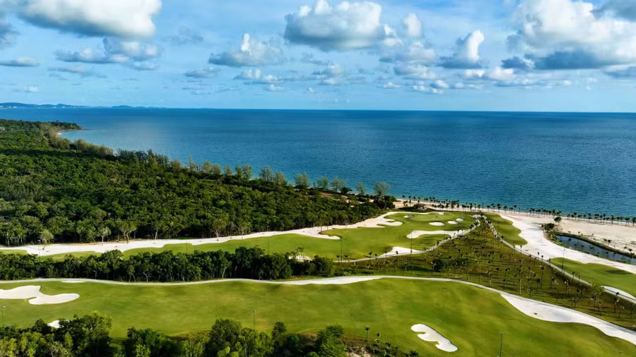 Sân golf Eschuri Vung Bau với view đẹp như tranh là điểm không thể bỏ qua với du khách mê golf.