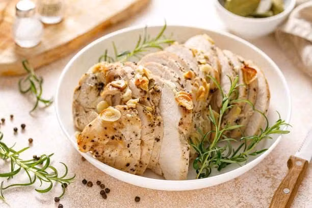 Thịt gà luộc là một trong những cách tốt nhất để bổ sung đạm. Ảnh: Pexels