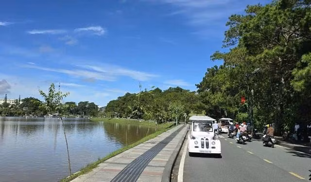 Xe điện chở du khách tham quan quanh hồ Xuân Hương. ẢNH: LÂM VIÊN