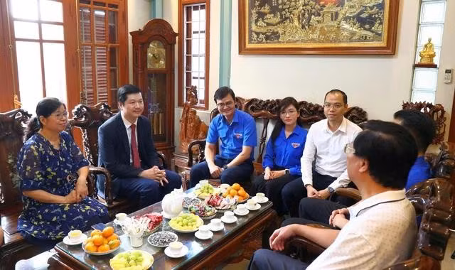 Anh Bùi Quang Huy (thứ 3 từ trái qua) và đoàn công tác T.Ư Đoàn thăm PGS-TS Lê Hoàng Sơn tại nhà riêng. ẢNH: BẢO ANH