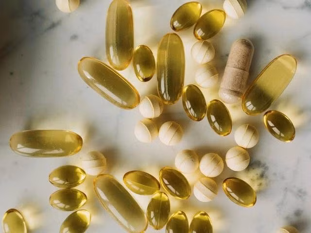 Để ngăn tình trạng thiếu vitamin, mọi người có thể ăn thực phẩm tự nhiên hay dùng viên bổ sung