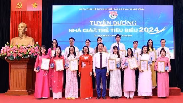 Các nhà giáo trẻ tiêu biểu cấp khối được tuyên dương. ẢNH: PHAN LINH