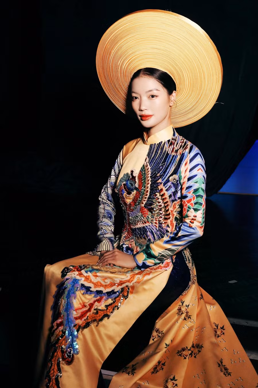 Những thiết kế lần này vừa truyền thống, lại rất tân thời và phù hợp với nhịp sống sôi động, phát triển từng ngày của làng mốt đương đại. Những chiếc mấn to bản, giúp người mặc như trở thành những nàng dâu lộng lẫy, nổi bật trong chính ngày trọng đại. Ảnh: NTK cung cấp