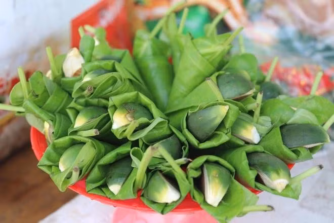 Đường Lê Quang Sung có gần 20 cửa tiệm chuyên dịch vụ cưới hỏi và têm trầu cau. ẢNH: UYỂN NHI