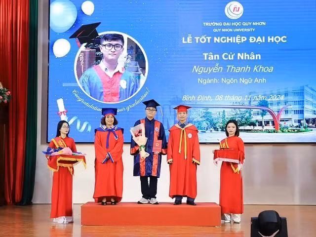 Nguyễn Thanh Khoa (giữa) nhận bằng cử nhân ngành ngôn ngữ Anh tại Trường ĐH Quy Nhơn. ẢNH: ĐHQN