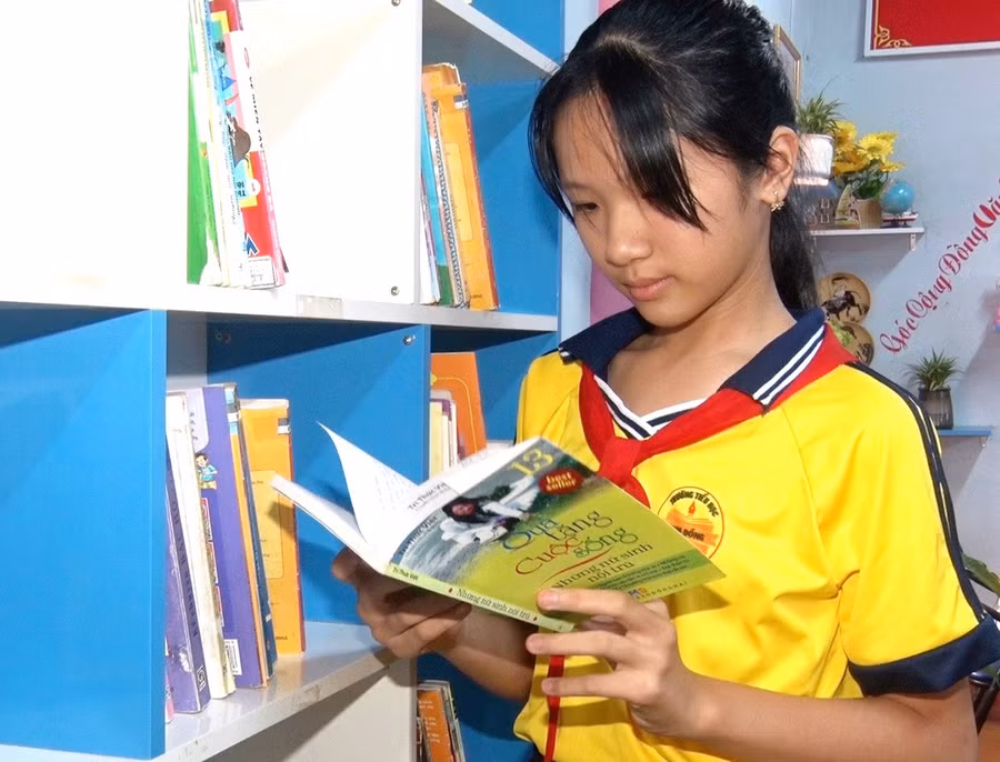 1em-bui-pham-thuy-linh-doc-sach-tai-thu-vien-cua-truong.jpg