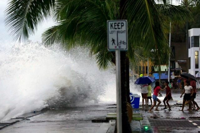 Sóng lớn ập vào bờ kè chắn sóng trước khi siêu bão Man-yi đổ bộ vào thành phố Legaspi thuộc tỉnh Albay của Philippines ngày 16.11. Ảnh: AFP Sóng lớn ập vào bờ kè chắn sóng trước khi siêu bão Man-yi đổ bộ vào thành phố Legaspi thuộc tỉnh Albay của Philippines ngày 16.11. Ảnh: AFP