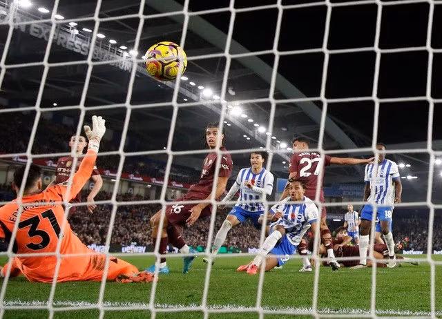 Joao Pedro xé lưới Man City sau tình huống bóng hỗn loạn