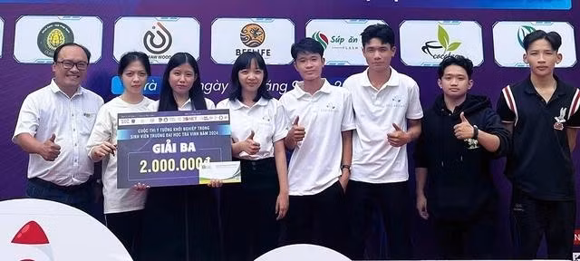 Nhóm sinh viên làm gạch từ rác thải nhựa đoạt giải 3 cuộc thi Ý tưởng khởi nghiệp trong sinh viên Trường ĐH Trà Vinh năm 2024. . ẢNH: DUY TÂN