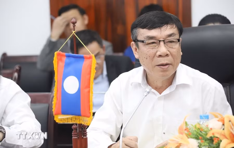 Thứ trưởng Bộ Kế hoạch và Đầu tư Lào Viengsavanh Vilayphone phát biểu hội nghị. (Ảnh: Xuân Tú/TTXVN)