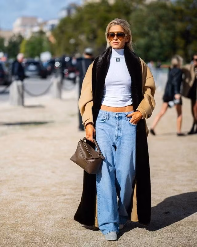 Quần jeans ống rộng và áo khoác trench coat pha chất liệu nhung không bao giờ hợp? Tại sao chúng ta lại không thử bỏ qua giới hạn đó để tạo thành trendy như fashionista người Đức, Carodaur tại Tuần lễ thời trang Paris xuân hè 2025 vừa qua?. ẢNH: @CARODAUR