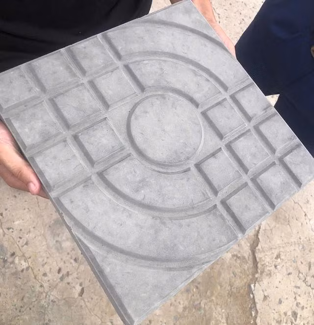 Gạch từ rác thải nhựa có giá thành cạnh tranh và chất lượng tốt. ẢNH: DUY TÂN