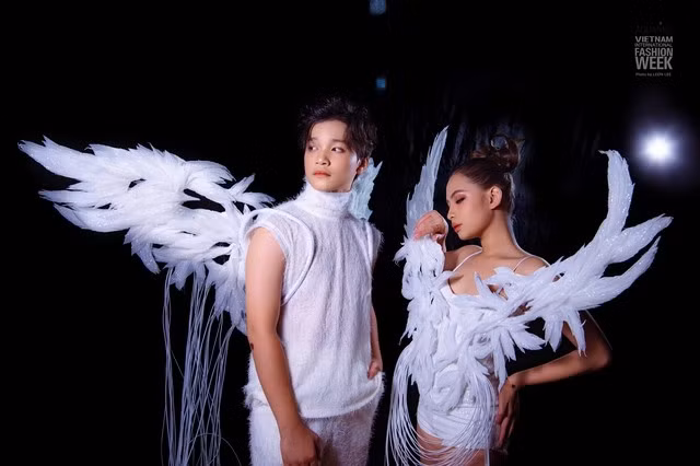 Hai mẫu nhí Bảo Châu và Win