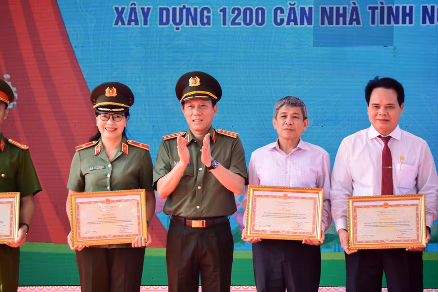 Bộ trưởng Bộ Công an Lương Tam Quang trao giấy khen cho các đơn vị, cá nhân có thành tích xuất sắc. ẢNH: HỮU TÚ