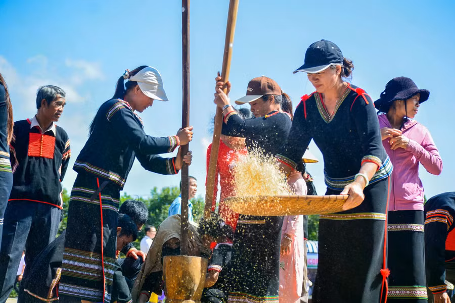 Cuộc thi giã gạo trong Ngày hội Đại đoàn kết toàn dân tộc (H.Cư Kuin, tỉnh Đắk Lắk). ẢNH: HỮU TÚ