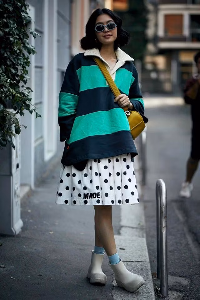 Kết hợp họa tiết tươi tắn, trẻ trung sẽ trở nên ngầu hơn nếu nhẹ nhàng hoặc cầu kỳ bằng cách chọn những món đồ có cùng sắc thái. ẢNH: @MILANFASHIONWEEK