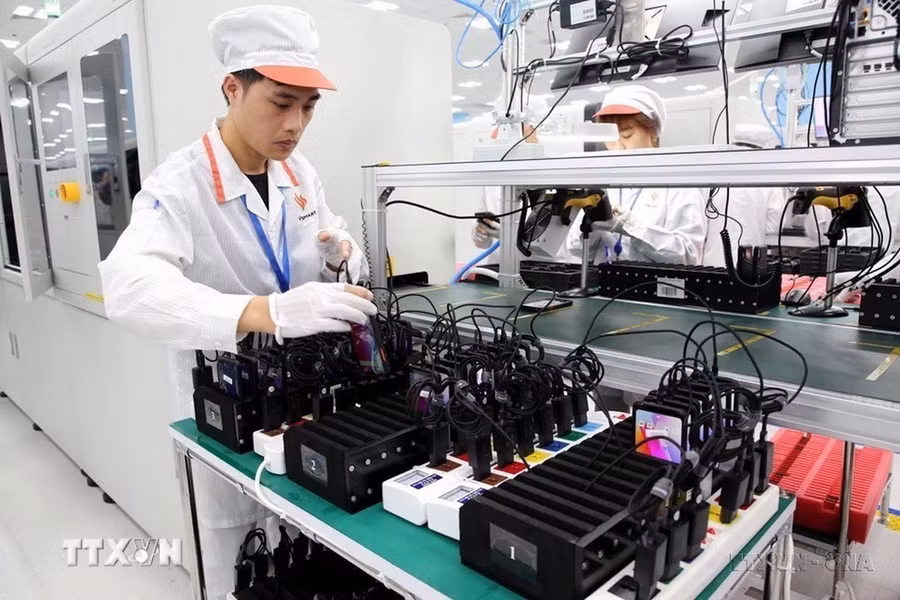 Các mặt hàng xuất khẩu chủ yếu của Việt Nam sang Brazil gồm điện thoại, linh kiện, máy tính, sản phẩm điện tử, sắt thép, giày dép, sợi dệt, thủy sản... Trong ảnh: Sản xuất thiết bị điện tử thông minh của VinSmart (thuộc Tập đoàn Vingroup). (Ảnh: Anh Tuấn/TTXVN)