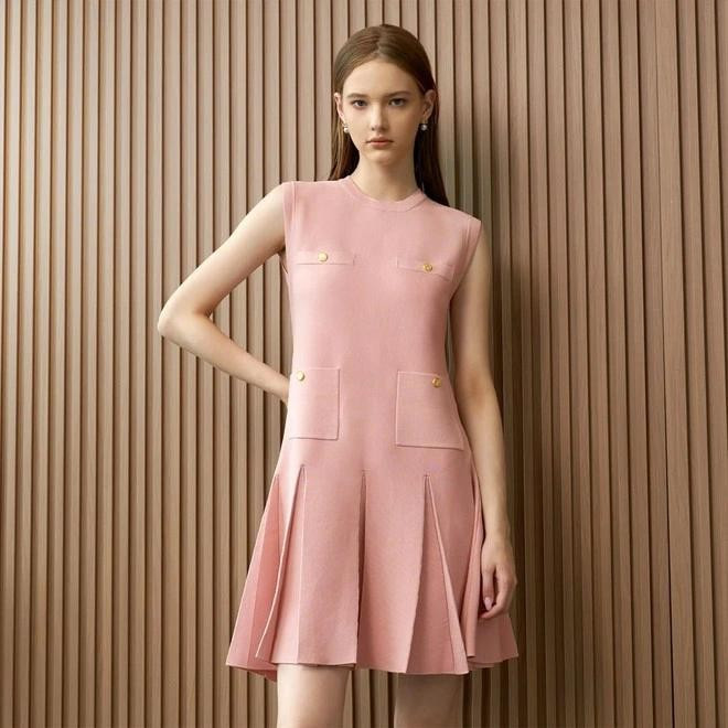 Những thiết kế dáng suông có phần tùng váy xếp ly nhẹ nhàng khiến hình ảnh thêm nữ tính và ngọt ngào hơn. Váy suông hoàn toàn phù hợp với phong cách công sở, nữ sinh hay bất kỳ hình ảnh thanh lịch, trang nhã nào mà bạn đang hướng tới. ẢNH: SATURDAY CLUB