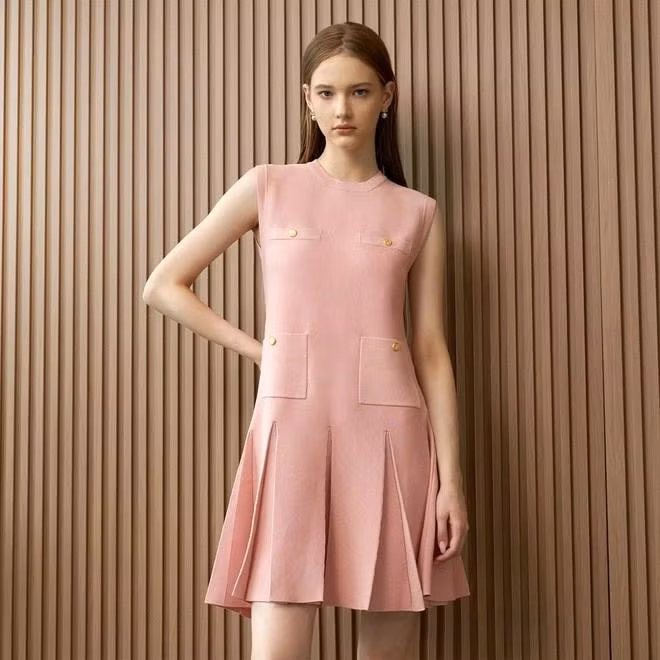 Những thiết kế dáng suông có phần tùng váy xếp ly nhẹ nhàng khiến hình ảnh thêm nữ tính và ngọt ngào hơn. Váy suông hoàn toàn phù hợp với phong cách công sở, nữ sinh hay bất kỳ hình ảnh thanh lịch, trang nhã nào mà bạn đang hướng tới. ẢNH: SATURDAY CLUB