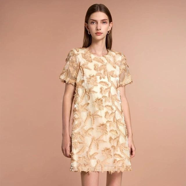 Đầm suông họa tiết cây cỏ mang đến nét đẹp trong trẻo và trẻ trung cho quý cô. ẢNH: SATURDAY CLUB