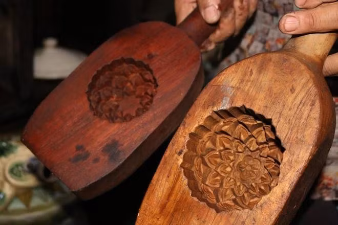 Để "hồi sinh" đồ gỗ cũ thành tác phẩm giá trị, thợ mộc phải làm việc tỉ mỉ và tinh xảo. ẢNH: UYỂN NHI - DU YÊN