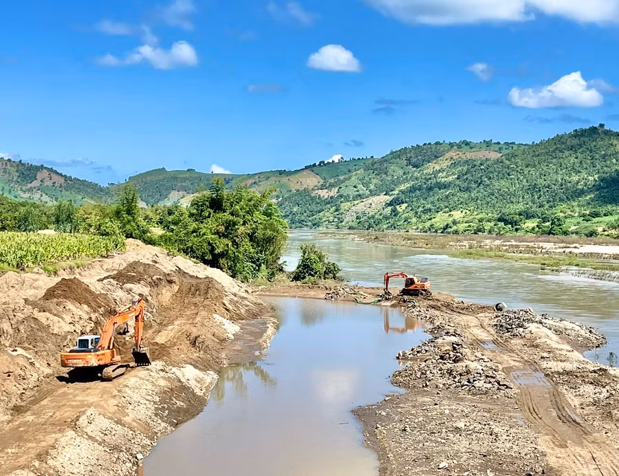 ke-chong-sat-lo-bo-song-suoi-tai-ia-pa-dang-duoc-thi-cong-xay-dung.jpg