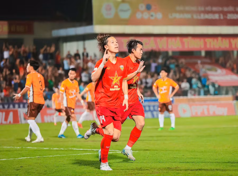 Viktor Lê (trái) và Huỳnh Tiến Đạt có nhiều cơ hội chơi bóng hơn tại CLB Hà Tĩnh. ẢNH: MINH TÚ