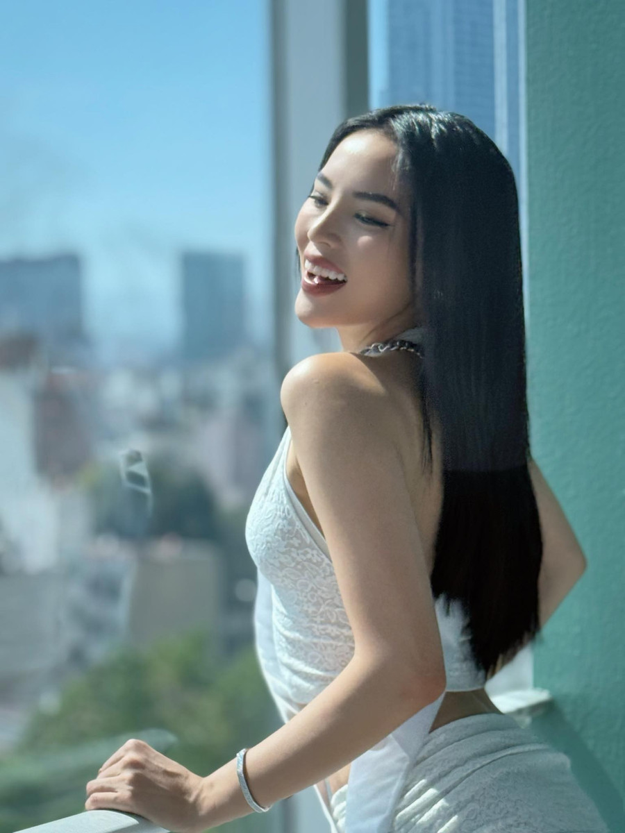 Hành trình &quot;chinh chiến&quot; của người đẹp nhận được sự quan tâm và ủng hộ của đông đảo khán giả quê nhà. Bằng chứng là những hình ảnh của người đẹp được đăng trên trang chính thức của Miss Universe nhận lượt tương tác &quot;khủng&quot; so với dàn thí sinh cùng thi. Ngoài ra, cô cũng được lựa chọn trở thành gương mặt quảng cáo cho các thương hiệu khác đồng hành cùng cuộc thi năm nay. ẢNH: FBNV