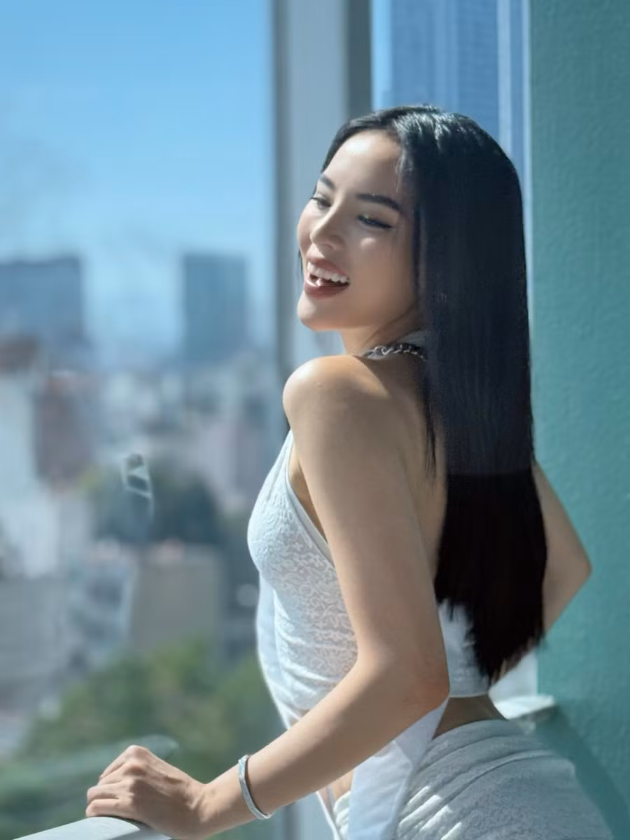 Hành trình "chinh chiến" của người đẹp nhận được sự quan tâm và ủng hộ của đông đảo khán giả quê nhà. Bằng chứng là những hình ảnh của người đẹp được đăng trên trang chính thức của Miss Universe nhận lượt tương tác "khủng" so với dàn thí sinh cùng thi. Ngoài ra, cô cũng được lựa chọn trở thành gương mặt quảng cáo cho các thương hiệu khác đồng hành cùng cuộc thi năm nay. ẢNH: FBNV