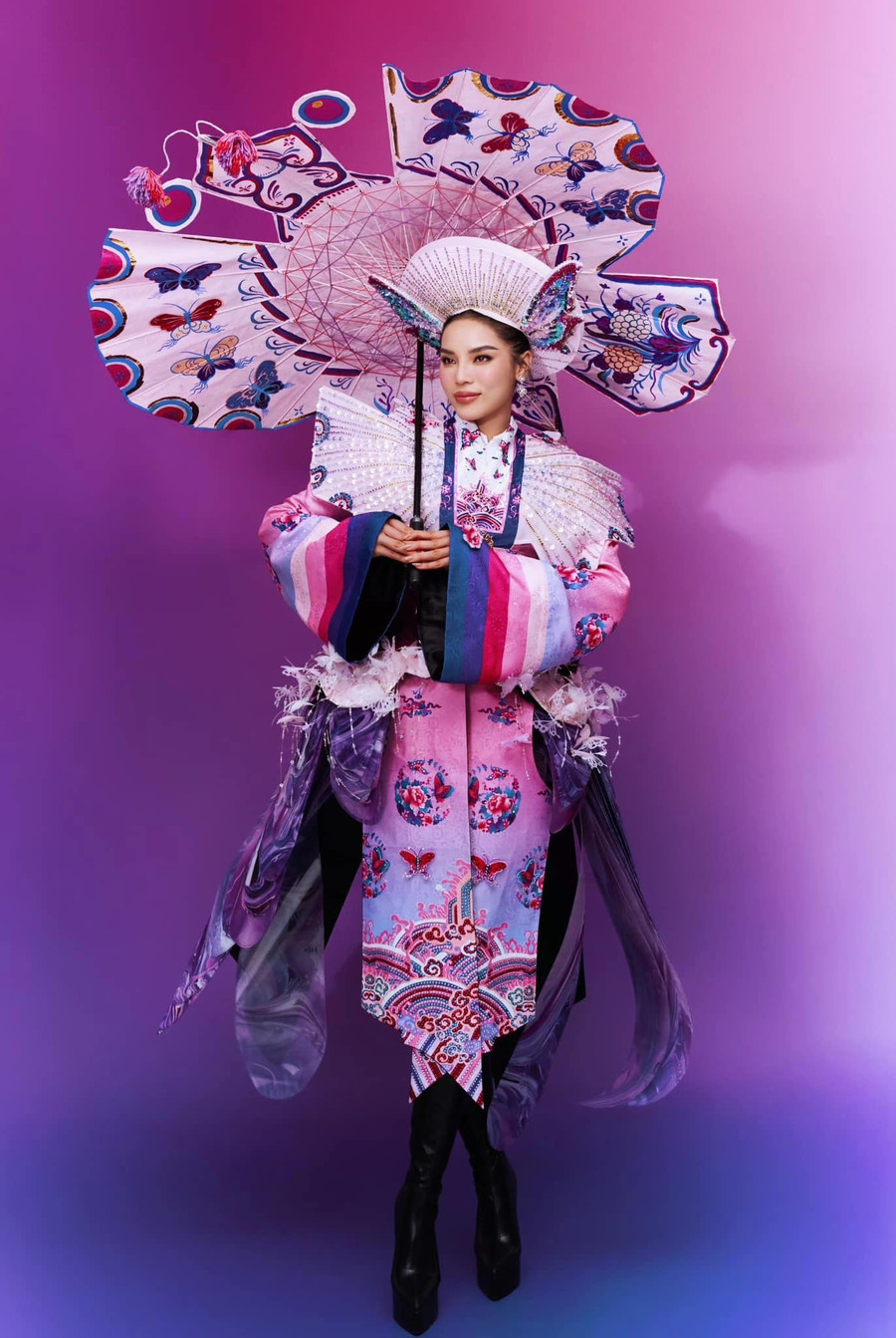 Ngọc điệp kỳ nam được mong đợi sẽ giúp Kỳ Duyên tỏa sáng trong đêm bán kết Hoa hậu Hoàn vũ 2024. Trước đó, người đẹp 9X khiến dân tình hoang mang khi kiện hành lý chứa trang phục dân tộc của cô đã bị thất lạc tại khách sạn. Nàng hậu nhanh chóng báo cho ban tổ chức và may mắn tìm được đồ thất lạc không lâu sau đó. ẢNH: TRẦN HOÀNG VŨ