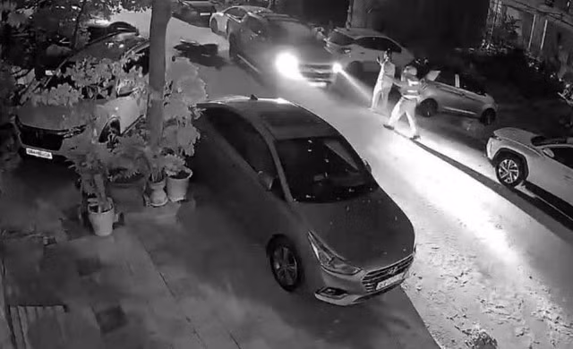 Hình ảnh Vũ Huy Hoàng lùi xe bỏ chạy tông hàng loạt ôtô, xe máy