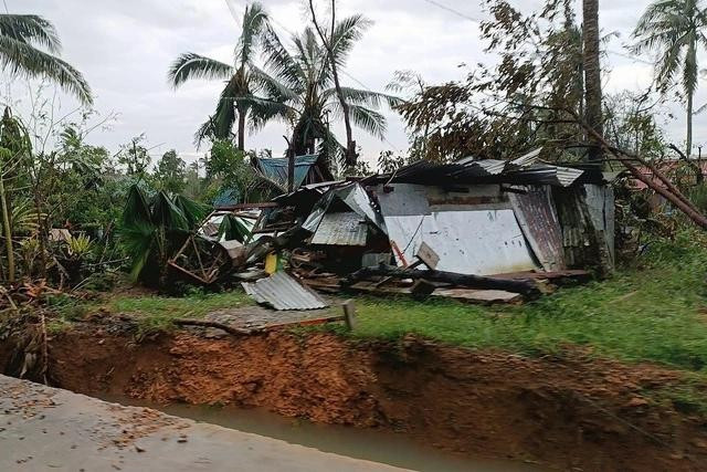 Nhà bị hư hại sau siêu bão Man-Yi. Ảnh: AFP Nhà bị hư hại sau siêu bão Man-Yi. Ảnh: AFP