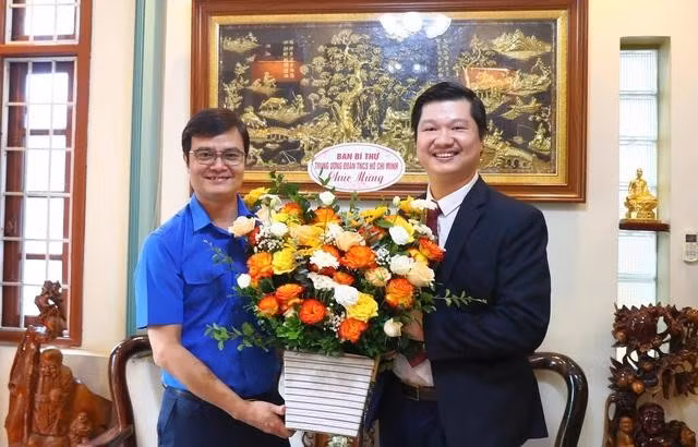 Anh Bùi Quang Huy tặng hoa chúc mừng nhà giáo Lê Hoàng Sơn nhân dịp Ngày nhà giáo Việt Nam. . ẢNH: BẢO ANH