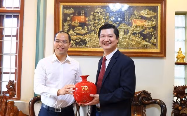 Đại diện Thành đoàn Hà Nội tặng quà nhà giáo Lê Hoàng Sơn. ẢNH: BẢO ANH