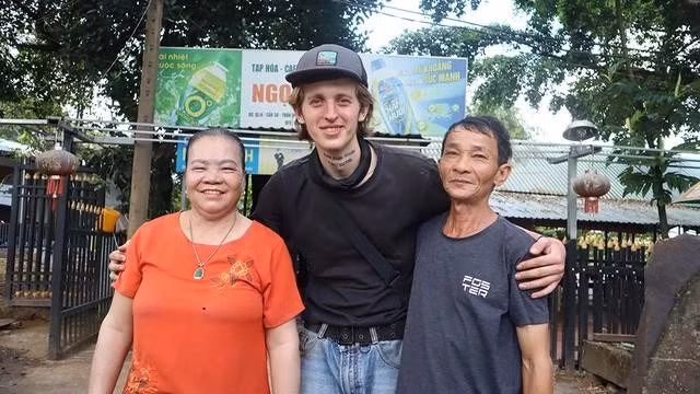 Anh chàng Tây rất biết ơn sự giúp đỡ của hai vợ chồng bà Kim. ẢNH: Hoàng Giáp