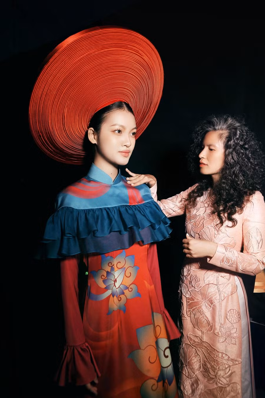 Không chỉ khai thác thế mạnh về nền văn hóa với tà áo dài, lời ca của những giá trị Việt, mà ở bộ sưu tập Én nhạn hiệp đôi, Thủy Nguyễn còn mang lại sự giao thoa giữa vẻ đẹp vang bóng Đông Tây một thời và tính đương đại của áo dài đã được tôn vinh cùng chiều dài lịch sử dân tộc. Ảnh: NTK cung cấp