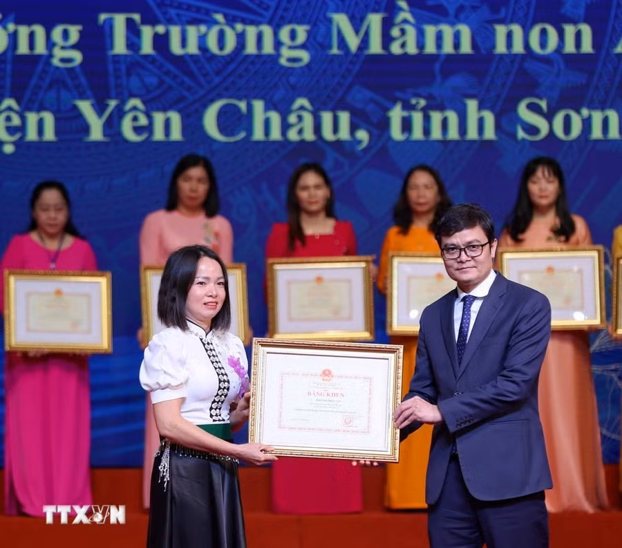 Tuyên dương nhà giáo, cán bộ quản lý tiêu biểu năm 2024 ở cấp học Mầm non. (Ảnh: Thanh Tùng/TTXVN)