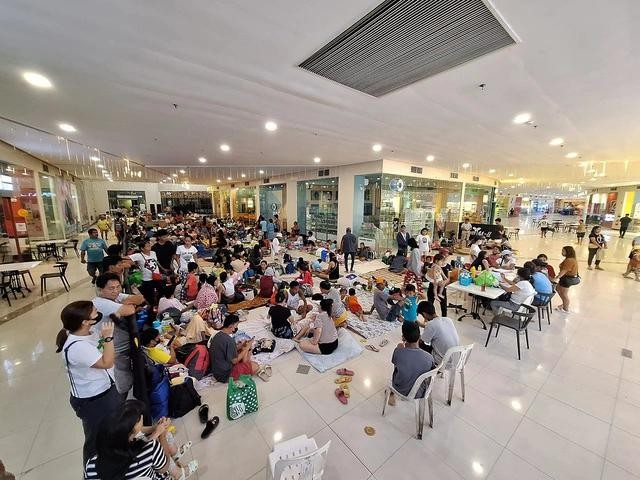 Người dân trú ẩn bên trong một trung tâm thương mại được dựng làm trung tâm sơ tán tạm thời tại thị trấn Polangui thuộc tỉnh Albay ngày 16.11 trước khi siêu bão Man-yi đổ bộ. Ảnh: AFP Người dân trú ẩn bên trong một trung tâm thương mại được dựng làm trung tâm sơ tán tạm thời tại thị trấn Polangui thuộc tỉnh Albay ngày 16.11 trước khi siêu bão Man-yi đổ bộ. Ảnh: AFP