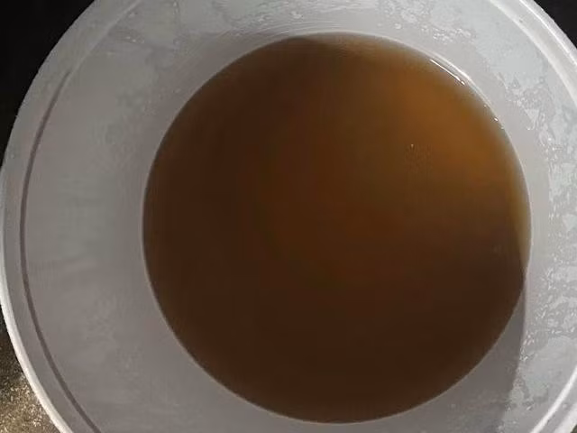 Nước máy có màu bất thường khiến người dân lo lắng. ẢNH: ĐỨC NHẬT