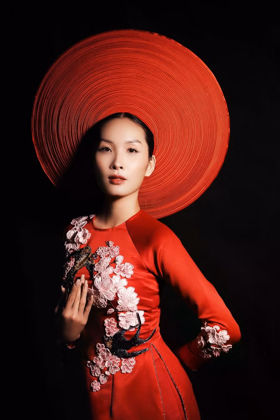 Thuỷ Nguyễn cũng rất tinh tế khi hướng đến tình yêu vĩnh cửu trong hôn nhân, như một lời chúc phúc đến các cặp đôi bằng ngôn ngữ thời trang. Điều này được thể hiện rõ nét bằng những họa tiết chim muông, phượng hoàng, cùng với hình ảnh hoa đào, hoa mai, hoa sen… được đính kết, thêu thủ công trên những tà áo của Én nhạn hiệp đôi. Ảnh: NTK cung cấp