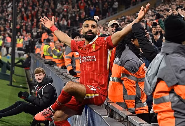 Mohamed Salah ngạo nghễ sau bàn ấn định tỉ số 2-0