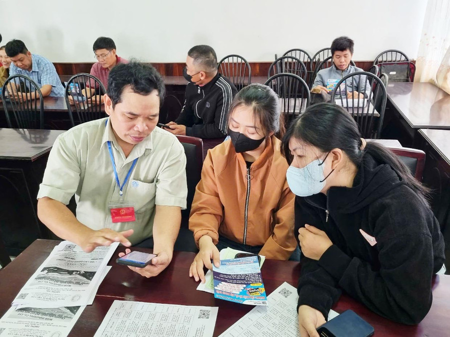 Cán bộ Trung tâm Dịch vụ việc làm Gia Lai tư vấn, giới thiệu việc làm cho người lao động. Ảnh: ĐVCC bg-71.jpg
