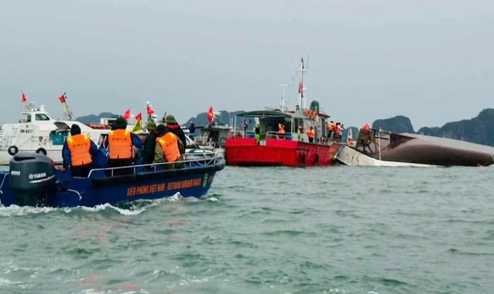 Hiện trường vụ lật tàu Vịnh Xanh 58 ở Quảng Ninh. Ảnh nguồn NLĐO hientruong-tau-bi-lat.jpg