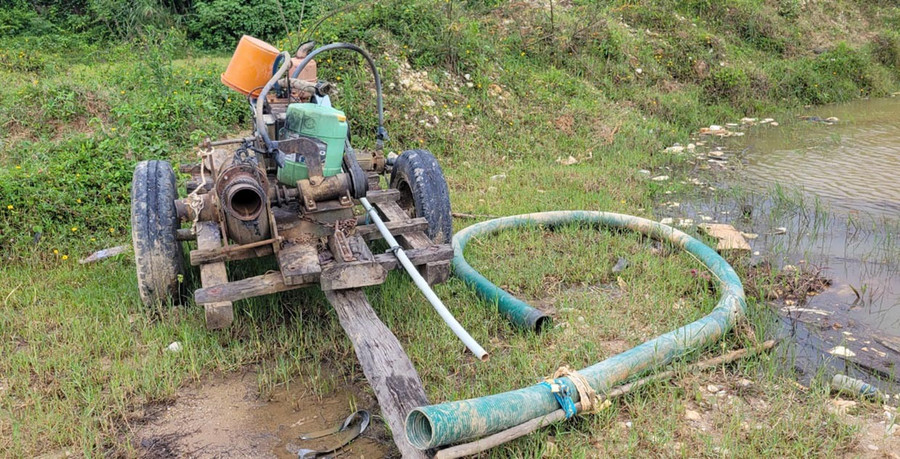 Máy hút cát ở bên sông Ayun. Ảnh T.D 2bg.jpg