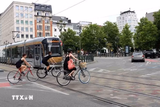 Giao thông tại một tuyến phố chính ở thủ đô Brussels, Bỉ. (Ảnh: Hương Giang/TTXVN)